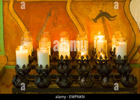 Preghiera devozionale candele Foto Stock