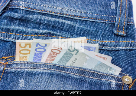 Jeans con le fatture in euro in tasca posteriore come simbolo per denaro da spendere Foto Stock