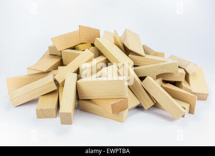 Pila o catasta di legno blocchi di costruzione per costruire la costruzione, isolati su sfondo bianco Foto Stock