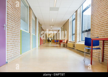 Un lungo corridoio con mobili in alta scuola Foto Stock