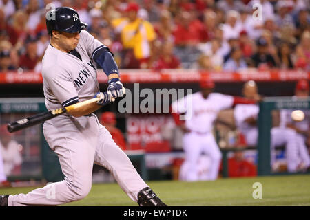 Anaheim, California, USA. Il 29 giugno, 2015. New York Yankees primo baseman Mark Teixeira #25 pipistrelli per gli Yankees nel gioco tra i New York Yankees e Los Angeles gli angeli di Anaheim, Angel Stadium di Anaheim, CA, fotografo: Pietro Joneleit Credito: Cal Sport Media/Alamy Live News Foto Stock