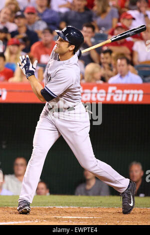 Anaheim, California, USA. Il 29 giugno, 2015. New York Yankees diritto fielder Garrett Jones #33 guarda il suo colpo nel gioco tra i New York Yankees e Los Angeles gli angeli di Anaheim, Angel Stadium di Anaheim, CA, fotografo: Pietro Joneleit Credito: Cal Sport Media/Alamy Live News Foto Stock