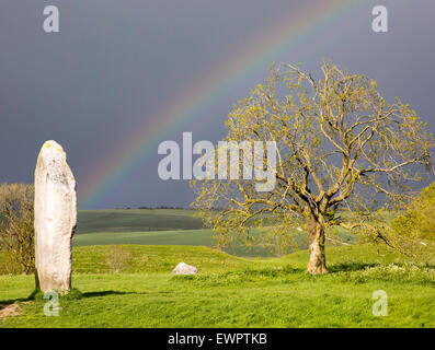 Rainbow su pietre permanente ad Avebury, Wiltshire, Inghilterra, Regno Unito Foto Stock