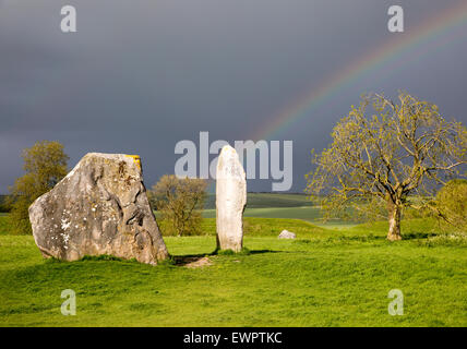 Rainbow su pietre permanente ad Avebury, Wiltshire, Inghilterra, Regno Unito Foto Stock