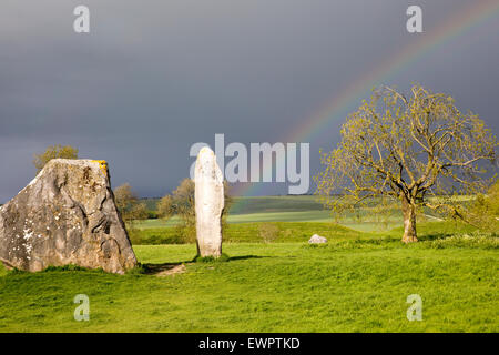 Rainbow su pietre permanente ad Avebury, Wiltshire, Inghilterra, Regno Unito Foto Stock