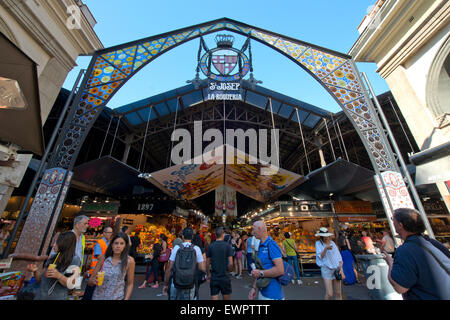 Turisti nel famoso mercato La Boqueria, il 26 giugno 2015 a Barcellona. Uno dei più antichi mercati in Europa che ancora esistono. Foto Stock