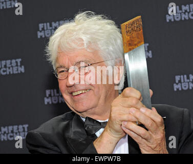 Monaco di Baviera, Germania. Il 29 giugno, 2015. Direttore francese Jean-Jacques Annaud pone con il suo premio CineMerit presso il film festival di Monaco di Baviera, Germania, il 29 giugno 2015. Il Monaco di Baviera Festival Internazionale del Film è stato in onore di eminenti figure in international industria cinematografica con il premio dal 1997. Foto: Ursula Dueren/dpa/Alamy Live News Foto Stock