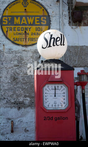 Guscio di vecchia pompa di benzina, St Mawes, Cornwall, Regno Unito Foto Stock