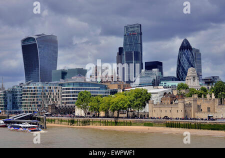 Skyline del financial district, City of London, Torre di Londra sulla destra il Gherkin dietro a Londra, Inghilterra