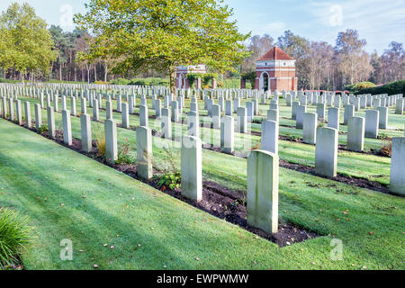 Canadian cimitero di guerra con le tombe di vittime in Olanda Foto Stock