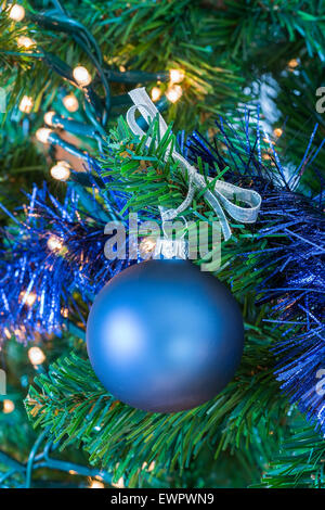 Natale blu a sfera o pallina appesa nella struttura ad albero come decorazione Foto Stock