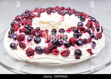 I lamponi e mirtilli torta di schiuma come cibo su scala di vetro Foto Stock