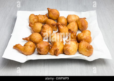 Fried fatturati su carta bianca di tessuti per celebrare il vecchio e il nuovo in Olanda Foto Stock