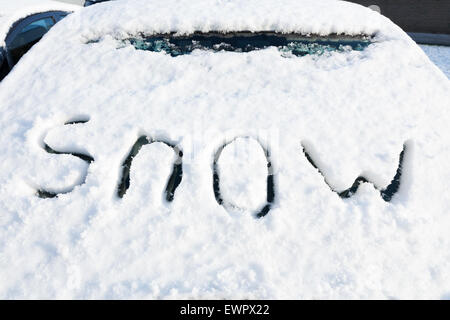 Parola neve sul parabrezza della vettura nella stagione invernale Foto Stock