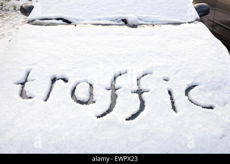 Il traffico di parola scritta nella neve sul cofano della macchina durante la stagione invernale Foto Stock