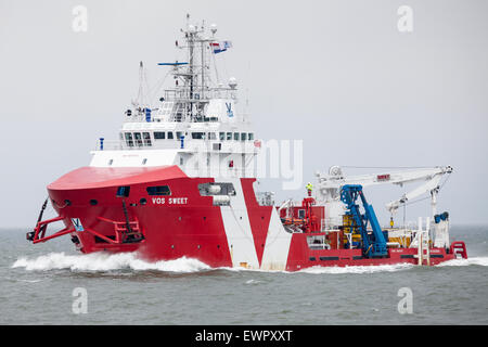 Supporto offshore Nave, Vos dolce, vela verso il basso la Eems estuario in rotta di Eemshaven nei Paesi Bassi. Foto Stock