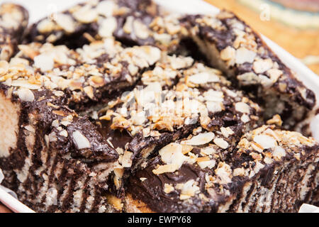 Close up deep dish con torta di mandorle e cioccolato per un picnic. Foto Stock