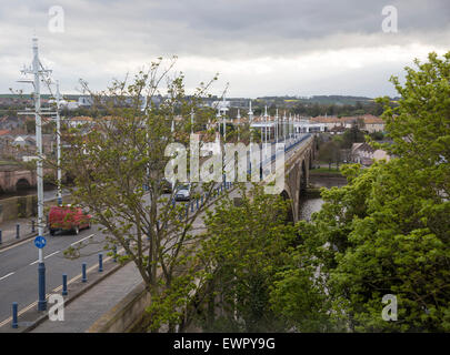 Moderna strada ponte che attraversa il fiume Tweed, Berwick-upon-Tweed, Northumberland, England, Regno Unito Foto Stock