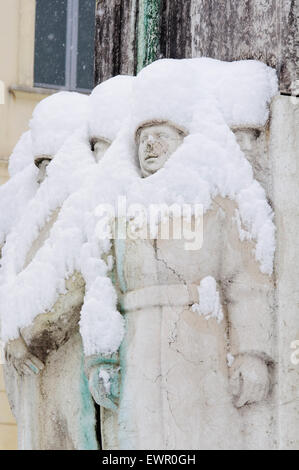 Italia, Lombardia, Crema, Piazza Trento Trieste, Monumento alla Guerra di Arturo Dazzi data 1924, Statua della neve coperta Foto Stock