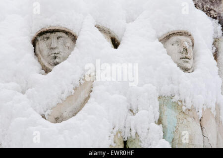 Italia, Lombardia, Crema, Piazza Trento Trieste, Monumento alla Guerra di Arturo Dazzi data 1924, Statua della neve coperta Foto Stock