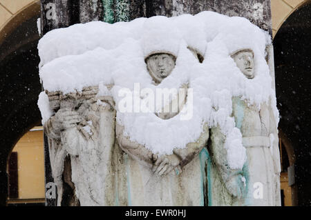 Italia, Lombardia, Crema, Piazza Trento Trieste, Monumento alla Guerra di Arturo Dazzi data 1924, Statua della neve coperta Foto Stock