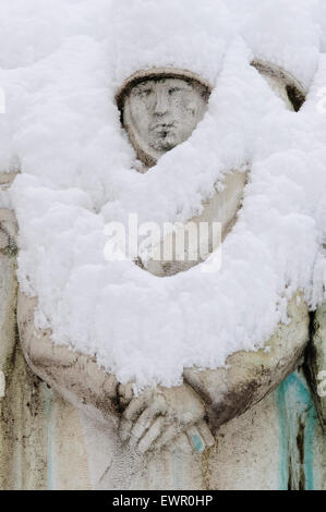 Italia, Lombardia, Crema, Piazza Trento Trieste, Monumento alla Guerra di Arturo Dazzi data 1924, Statua della neve coperta Foto Stock