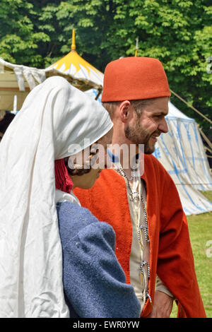 DEURNE, Belgio-Giugno 13, 2015: i partecipanti non identificato in costumi medievali attendere per l'inizio della ricostruzione della battaglia in medi Foto Stock