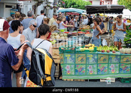 People shopping presso un mercato locale di Ciboure (Ziburu, Francia). Foto Stock