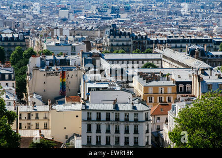 Vista dal Butte di Montmartre sui tetti di Parigi. Francia Foto Stock