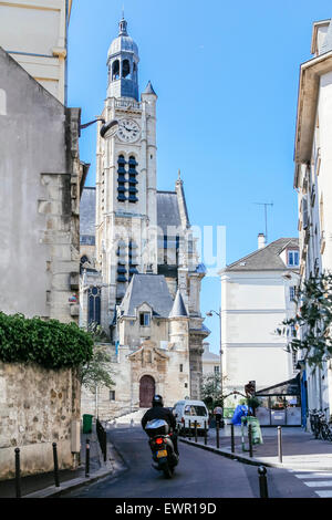 Rue de la Montagne Sainte Geneviève, Paris, Francia. guardando verso Place Sainte-Genevieve e Saint-Etienne-du-Mont Foto Stock