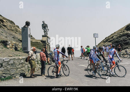 I ciclisti davanti a un monumento in Octave Lapize in cima al Col du Tourmalet, Pirenei francesi, Francia Foto Stock