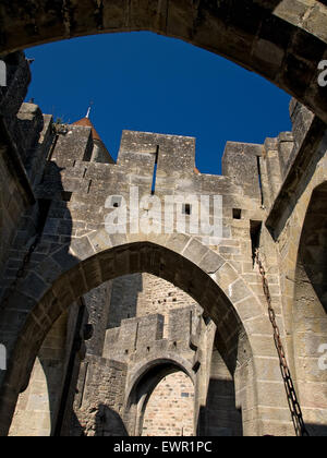 Vista del castello di Comtal. Una fortezza medievale di Carcassonne. Languedoc-Roussillon. La Francia. Foto Stock