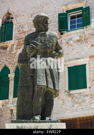 Sibenik, Regione di Sibenik e di Knin, Croazia. Statua di Giorgio da Sebenico, in Croato, Juraj Dalmatinac; c. 1410-1475. Foto Stock