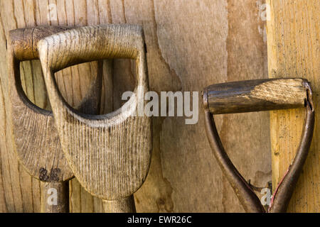 Impugnature in legno di attrezzi da giardino. Foto Stock