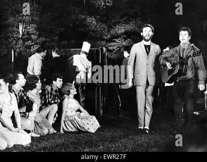 Durante le riprese della BBC di Erica Bianca Club program. La scena è un barbecue nel giardino di Dunblane Hydro, Perthshire. Guardare la gente cantanti folk Robin Hall (sinistra) e Jimmie Macgregor. 14 settembre 1966. Foto Stock