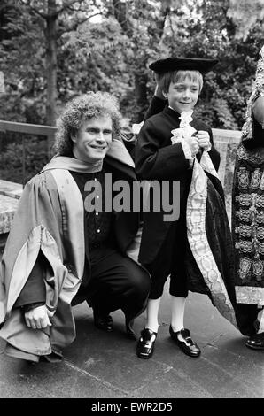 Simon Rattle in Liverpool per ricevere la sua laurea honoris causa. Simon mette il suo cappello a 7 anno vecchia pagina boy Alexander Jenkins. Il 7 giugno 1991. Foto Stock