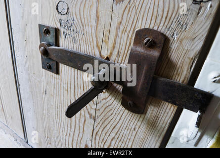 chiudere lo sportello del ferro. Al posto di un lucchetto viene inserito un  bastone di legno Foto stock - Alamy