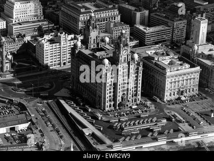 Vedute aeree di Liverpool, Merseyside, 6 ottobre 1987. Royal Liver Building. La Cunard Building. Le Tre Grazie Foto Stock