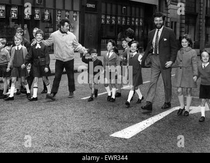 Cantanti Folk Jimmie Macgregor (sinistra) e Robin Wood Hall con la Edinburgh i bambini che partecipano a un programma TV. Il 2 settembre 1968. Foto Stock