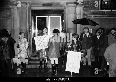 Picchetti, membri dell Unione di Post Office e dei lavoratori postali e telegrafo ufficiali erano in servizio al di fuori dell'oltremare Scambio telefonico, Wren House, Carter Lane, Londra. Ma nonostante questo, molti telephonists riportato per dovere. Il 20 gennaio 1971. Foto Stock