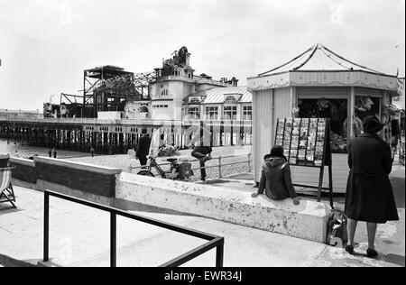 La bruciata resti del teatro di South Parade Pier a Southsea, Hampshire dopo un incendio scoppiato nel molo di sala da ballo dove il regista Ken Russell stato riprese di una scena per il suo ultimo film 'Tommy' . Il 12 giugno 1974. Foto Stock