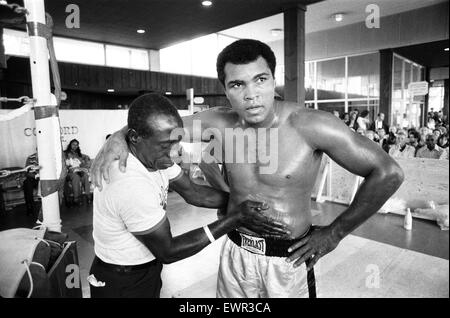 Muhammad Ali ottenendo un rub giù davanti al suo terzo lotta con Ken Norton. 22 Settembre 1976 Foto Stock