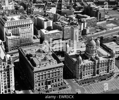 Vedute aeree di Liverpool, Merseyside, 11 giugno 1987.. La Cunard Building. Porto di Liverpool edificio. Le Tre Grazie. Foto Stock