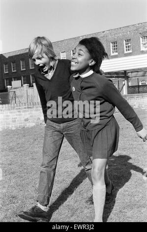 Bambini che giocano a Pentone Scuola Junior, Islington, Londra Nord, 11 marzo 1971. Faccia della Gran Bretagna 1971 funzione. Foto Stock