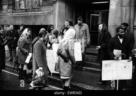 Picchetti, membri dell Unione di Post Office e dei lavoratori postali e telegrafo ufficiali erano in servizio al di fuori dell'oltremare Scambio telefonico, Wren House, Carter Lane, Londra. Ma nonostante questo, molti telephonists riportato per dovere. Il 20 gennaio 1971. Foto Stock