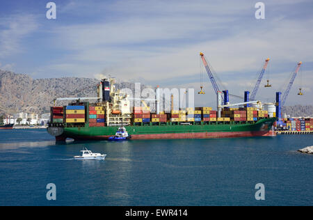 Contenitore nave in porto Akdeniz, Antalya, Turchia Foto Stock