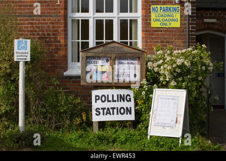 Una pletora di segni al di fuori di un villaggio del Suffolk hall essendo utilizzato come stazione di polling per lo svolgimento delle elezioni generali Foto Stock