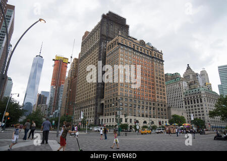 Batteria posto nella parte inferiore di Manhattan con il peculiare edificio Whitehall in primo piano e 1 World Trade Center dietro. Foto Stock