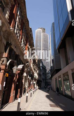 La ricerca di una strada stretta nella città di Londra verso la NatWest Torre. Torre (42), Foto Stock