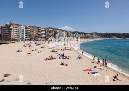 Affollata spiaggia in località mediterranea di Lloret de Mar, Costa Brava Catalogna Foto Stock